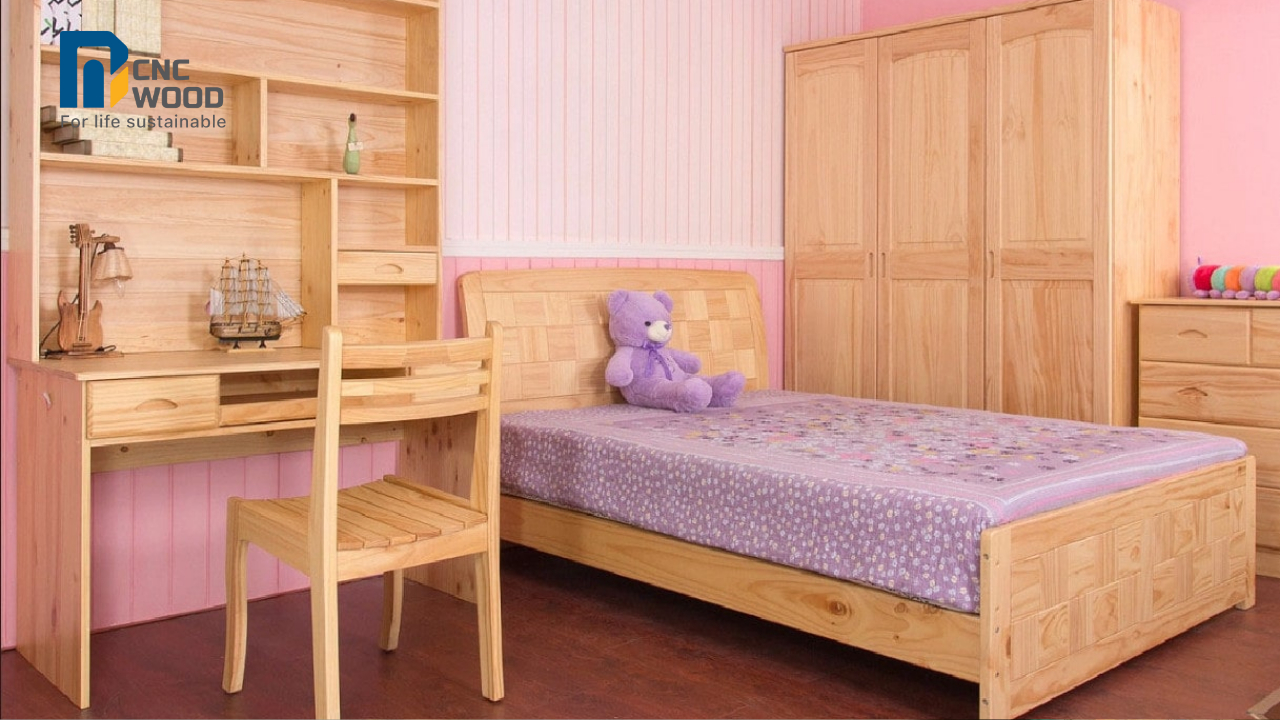 Nội thất làm từ gỗ thông đơn giản, mộc mạc, khiến căn phòng gần gũi hơn với thiên nhiên