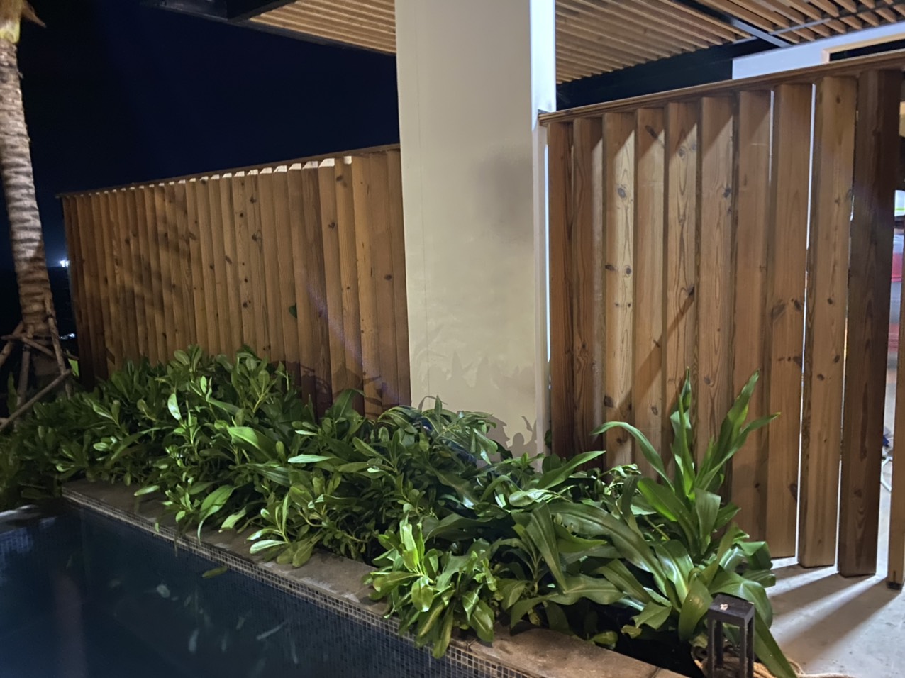 Ốp gỗ thanh, tấm lam, cửa ngoài trời tại biệt thự Hạ Long